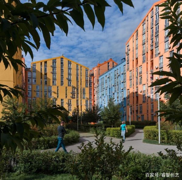 烏克蘭廢棄工廠變身彩虹積木般的繽紛社群住宅