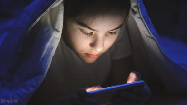 總在睡前玩手機，時間久了，身體會出現這5大“危害”，儘早改正