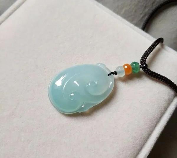 (翡翠鑑賞107期)寶主35000買下的飄花平安鐲,如今價值幾何? (翡翠鑑賞107期)寶主35000買下的飄花平安鐲,如今價值幾何?