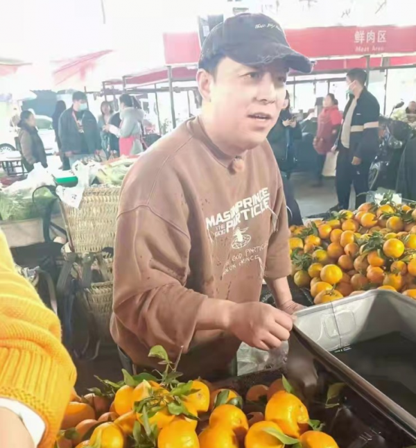 黃渤陳赫和佟麗婭現身菜市場，佟麗婭造型明豔，無美顏生圖超能打