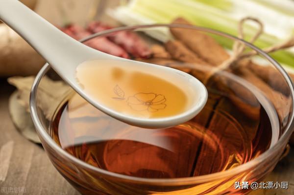 調餃子餡，牢記&OpenCurlyDoubleQuote;4放2不放&rdquo;，保證油潤多汁，鮮嫩可口