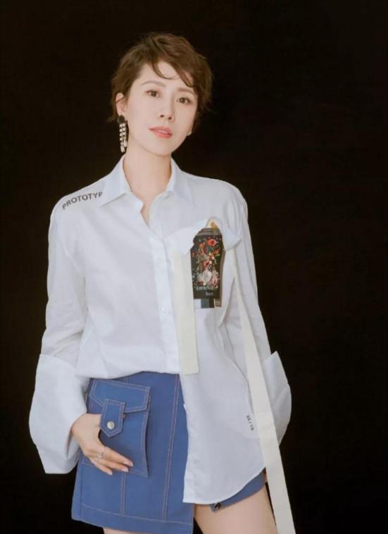 “國民媳婦”海清，一雙一字帶高跟鞋，搭配出百變風格好氣質