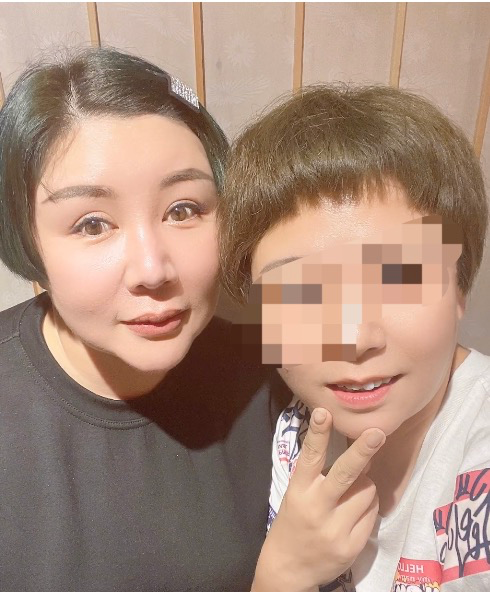 王惠與閨蜜聚餐,6位數手鐲順便戴,拍照濾鏡太重導致下巴變形 王惠與閨蜜聚餐,6位數手鐲順便戴,拍照濾鏡太重導致下巴變形