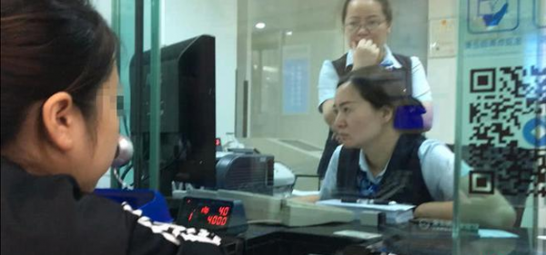 2019年，幫女兒還清幾十萬貸款後母親拿出領養證：你不是我親生的