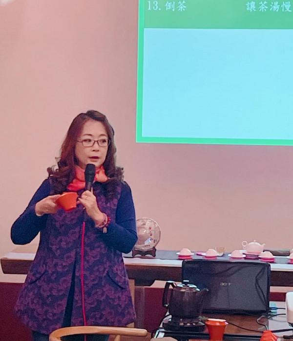 瓊瑤乾女兒近況曝光，58歲凍齡有術氣質好，息影后開茶館教茶藝