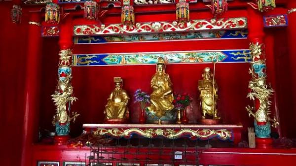 福建這座千年古鎮太古怪，屋頂放個大瓦罐，原是作為廟臺所用