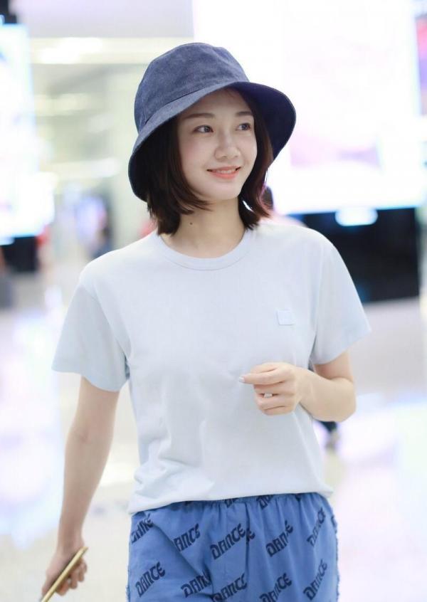 苗苗真的越看越“大氣”，穿T恤配印花褲也高階，這氣質太養眼了