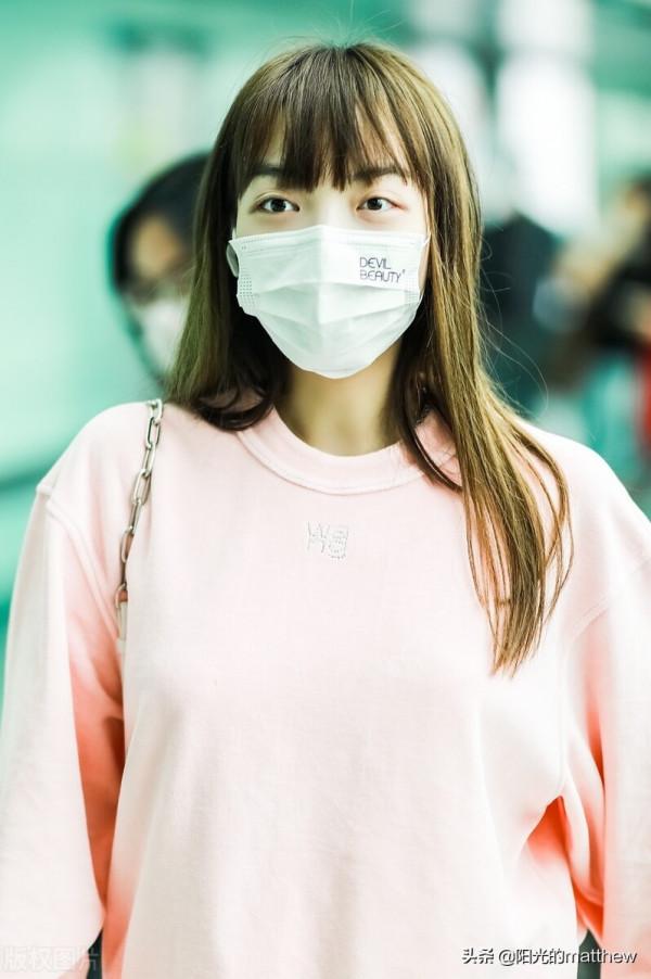 vava長髮披肩十分休閒身著粉色衛衣+長褲溫婉隨性 vava長髮披肩十分休閒身著粉色衛衣+長褲溫婉隨性