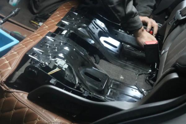 翻新一輛“破爛不堪”的路虎攬勝，匠心修復，滿血復活變新車