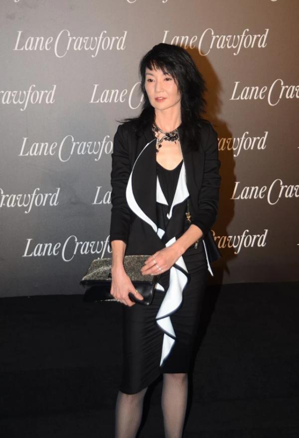 張曼玉這氣質真讓人服氣，穿皮衣配連衣裙好高階，老了依舊驚豔