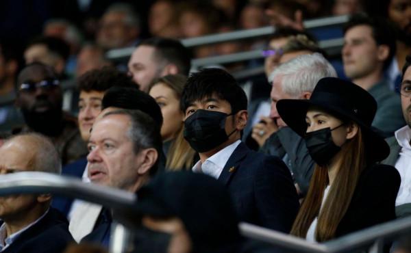 周杰倫觀看梅西主場比賽，獲贈巴黎球衣，與內馬爾和姆巴佩合影