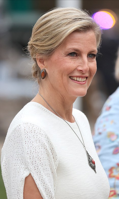 英女王缺席切爾西花展!56歲小兒媳挑大樑,優雅亮相氣質堪比戴妃 英女王缺席切爾西花展!56歲小兒媳挑大樑,優雅亮相氣質堪比戴妃