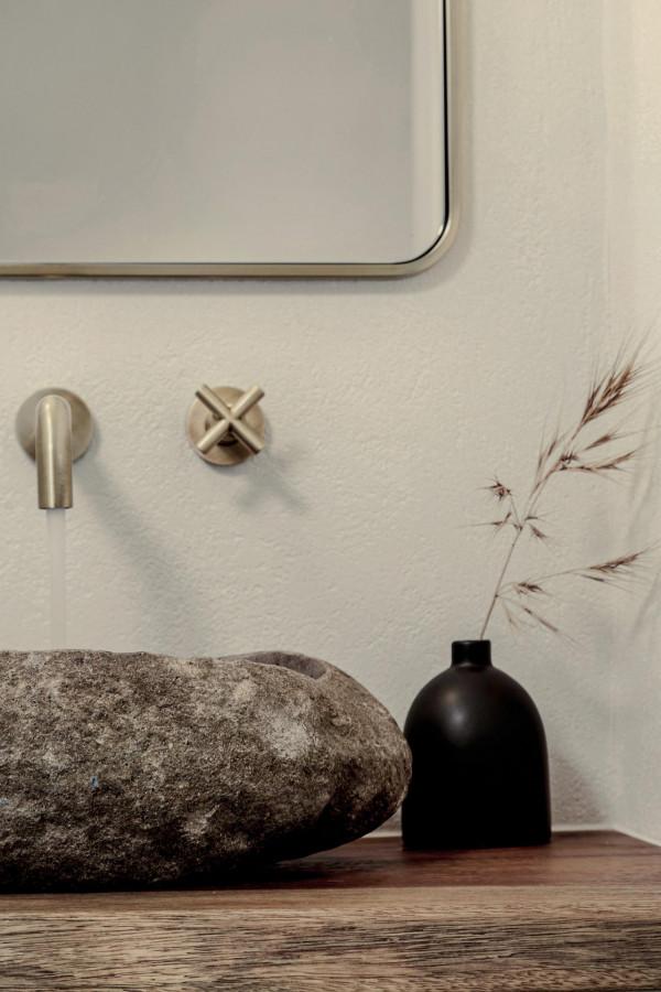 一個鬱鬱蔥蔥的迷迭香和薰衣草花園 一個鬱鬱蔥蔥的迷迭香和薰衣草花園