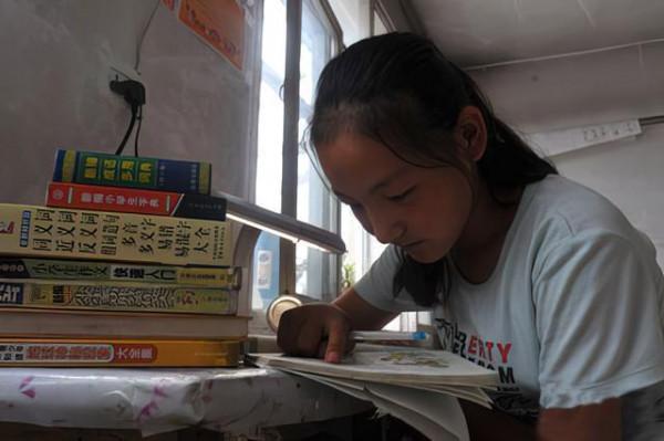 父親離家，母親殘疾，小小年紀擺攤賣烤串，自救之路令人淚奔