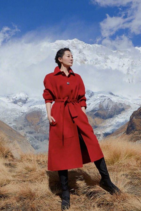 52歲許晴真年輕，穿紅大衣配長靴開心大笑，見識到了真正的氣質美