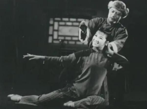 石鐘琴：因飾演“白毛女”紅極一時，32歲結婚，一生熱愛舞蹈事業