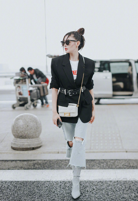 張天愛雖然瘦的骨感,但穿上墊肩裝,還挺有健碩感,比張涵予壯 張天愛雖然瘦的骨感,但穿上墊肩裝,還挺有健碩感,比張涵予壯