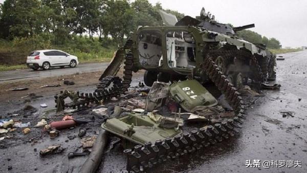 一炮炸平足球場,155炮彈威力這麼強大?能炸翻一輛重型坦克嗎? 一炮炸平足球場,155炮彈威力這麼強大?能炸翻一輛重型坦克嗎?