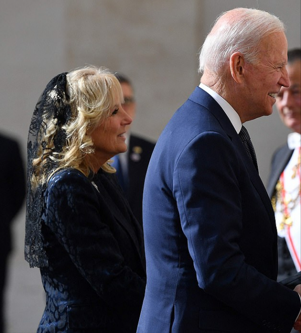 70歲美國第一夫人會見羅馬教皇!首次戴頭紗亮相好美,仙氣十足啊 70歲美國第一夫人會見羅馬教皇!首次戴頭紗亮相好美,仙氣十足啊