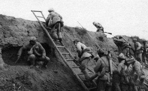 7縱強攻東局子,司令員鄧華嚴密注視戰場形勢,前方始終沒有訊息 7縱強攻東局子,司令員鄧華嚴密注視戰場形勢,前方始終沒有訊息