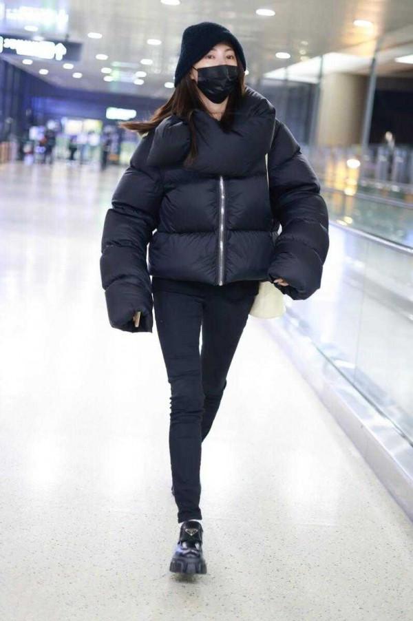 張雨綺這回終於穿對了,黑色麵包服配小腳褲,小鳥腿太顯瘦 張雨綺這回終於穿對了,黑色麵包服配小腳褲,小鳥腿太顯瘦