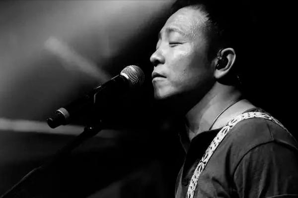 許巍：一首《執著》藏盡了不甘，52歲的他為何被稱為許少年？