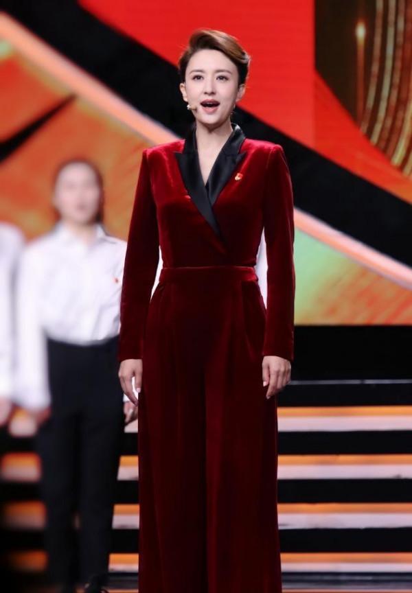 張蕾罕見這麼華麗，穿金色長裙高貴亮眼，一頭紅髮靚麗更摩登