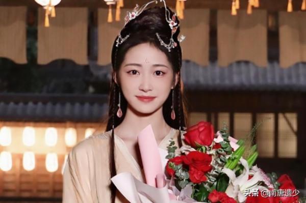 楊紫離開歡瑞“一姐”位置空缺,八位小花爭上位,矮子裡面拔高個 楊紫離開歡瑞“一姐”位置空缺,八位小花爭上位,矮子裡面拔高個