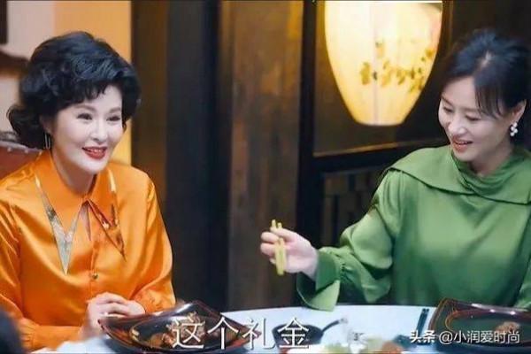 56歲田岷老了好時髦，穿印花裙戴珍珠耳環不俗氣，微胖也美得端莊