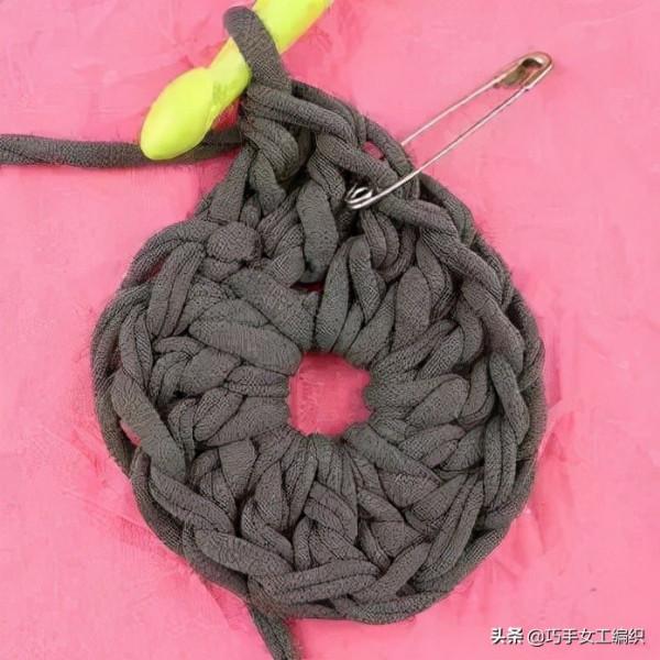 家裡的舊毛線，拿來鉤幾個圓形凳子，簡單好學，全家人都會喜歡