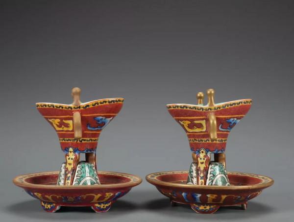 清-乾隆 琺琅彩爵杯一套規格：高帶底座高13.8cm 杯淨高11.8cm 寬7cm