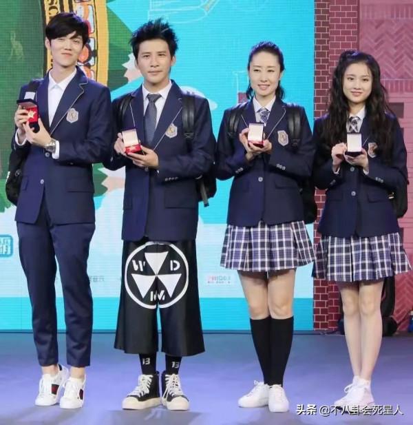 明星身高內卷太嚴重，踩恨天高走紅毯，合影狂墊腳，增高墊好明顯