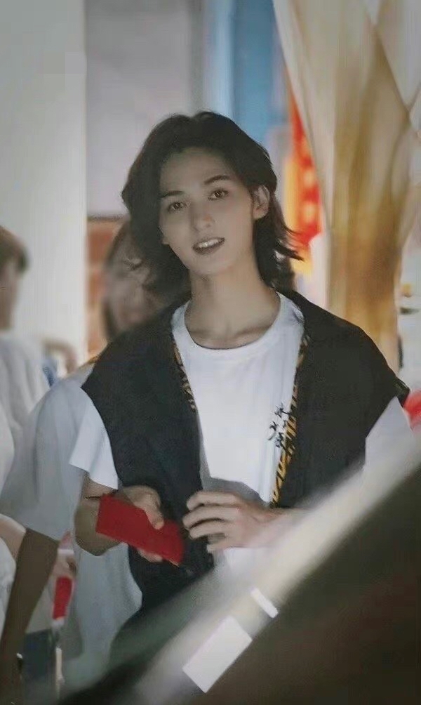 朱正廷《冰球少年》路透曝光,中長髮造型絕了!路人看了想轉粉 朱正廷《冰球少年》路透曝光,中長髮造型絕了!路人看了想轉粉