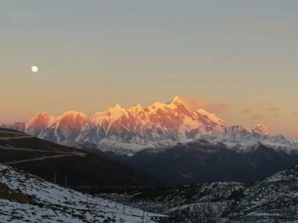 她被評為&OpenCurlyDoubleQuote;中國十大最美山峰&rdquo;，且高居榜首