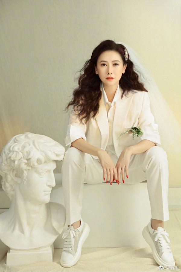 翁虹結婚十五年了！社交平臺大撒狗糧！網友：老公好像宋鍾基啊