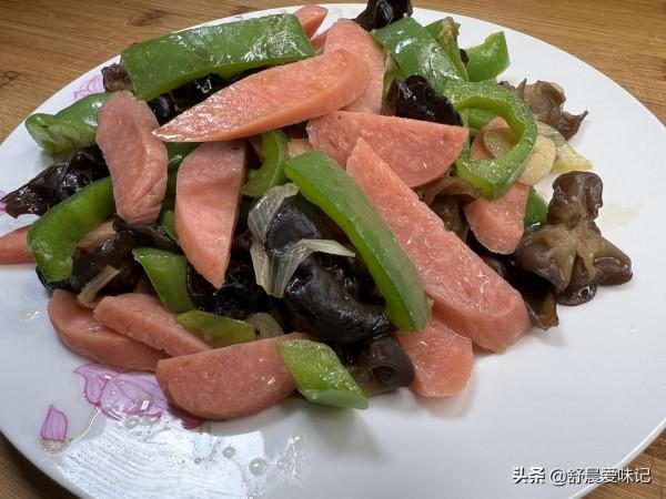 一根沙拉腸,一把木耳,一個柿椒簡單一炒,色香味俱佳,營養美味 一根沙拉腸,一把木耳,一個柿椒簡單一炒,色香味俱佳,營養美味