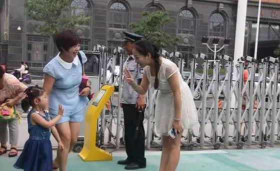 寶媽總給娃買快過期的牛奶引發同事吐槽:窮養之下,孩子會自卑 寶媽總給娃買快過期的牛奶引發同事吐槽:窮養之下,孩子會自卑