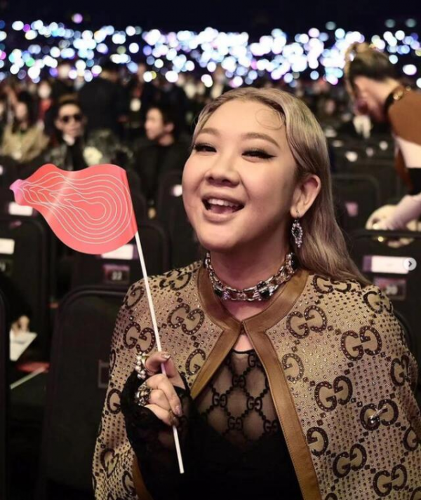 35歲的鄭欣宜準備接管母親的鉅額遺產，她的事業也走向了巔峰