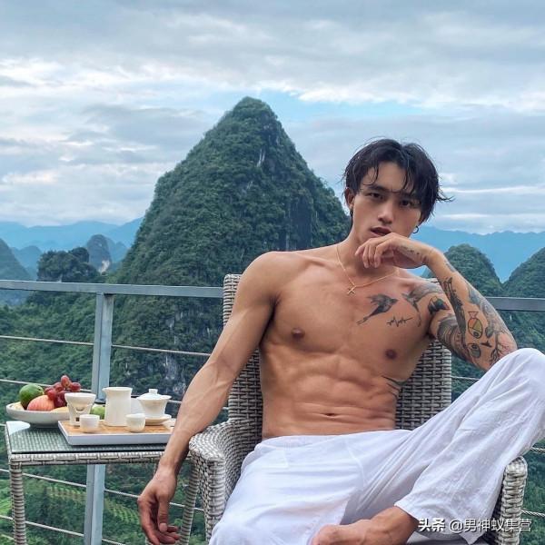 愛拼的痞帥紋身肌肉男，拽拽的他更有質感腹肌和人魚線“加身”