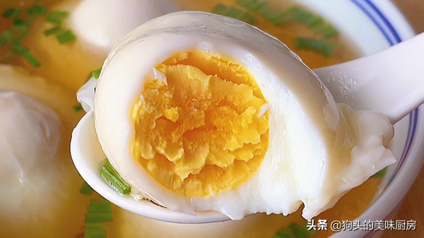 這技術煮荷包蛋太厲害了，不散花無白沫，又圓又光滑，太簡單了