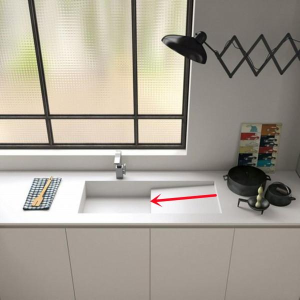 在給廚房定製操作檯時，水槽加工處理內部砌矮臺，置物瀝水真順手