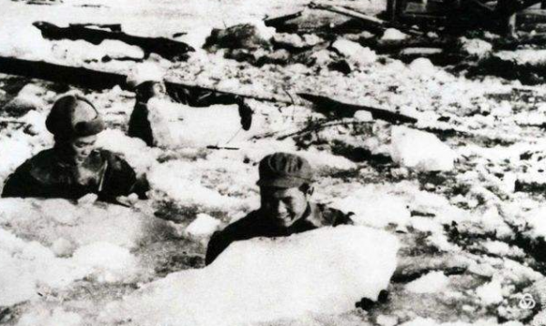 中美朝鮮大戰,麥克阿瑟要炸燬鴨綠江大橋,美國總統連忙反對 中美朝鮮大戰,麥克阿瑟要炸燬鴨綠江大橋,美國總統連忙反對