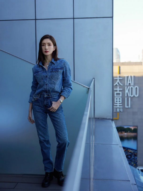 再冷也要穿牛仔褲？進來學江疏影的穿搭秘籍