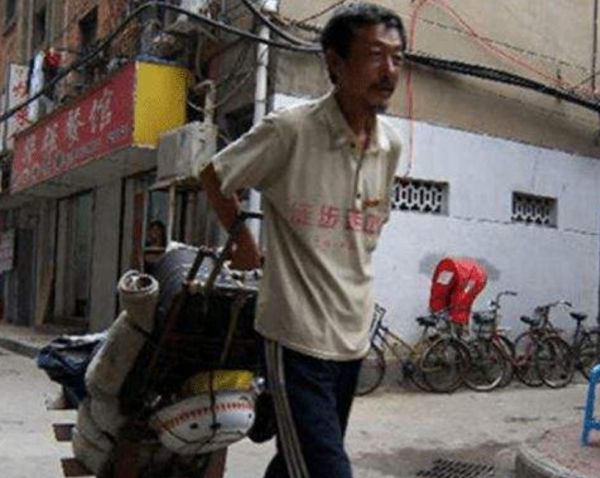 李長波45歲辭職，3年多從吉林徒步到海南，途中喜歡收集菸酒標誌