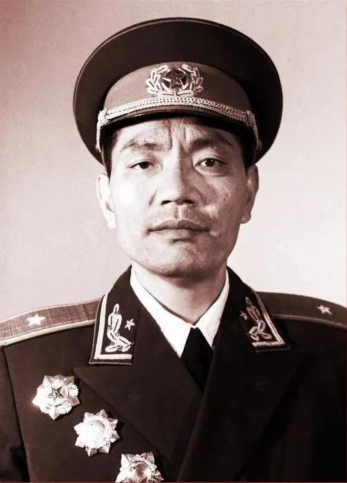 內蒙古軍區司令員尤太忠的警衛排長上街被歹徒打傷，將軍非常氣憤
