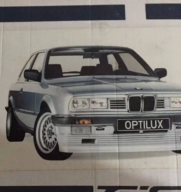 方燈的寶馬E30見過嗎？老3系低趴姿態改裝