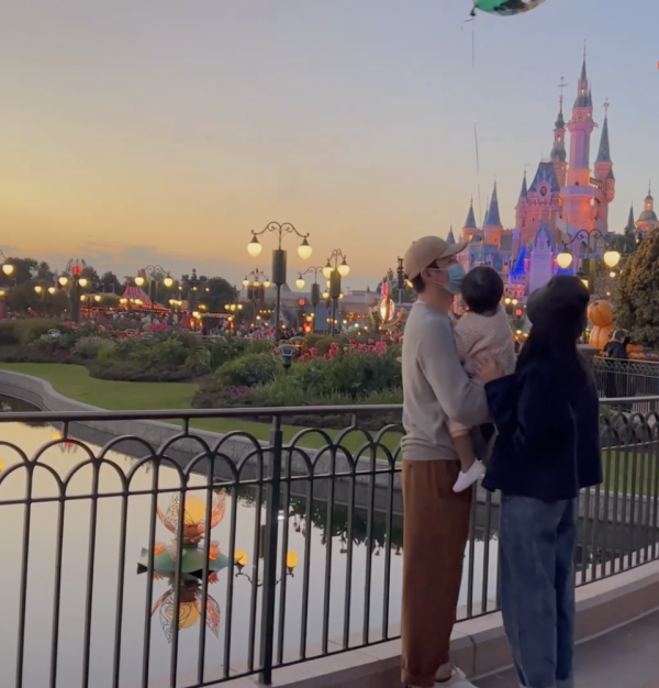 李光潔攜妻兒打卡迪士尼,把玲娜貝兒說成貓,稱達菲熊是猴子 李光潔攜妻兒打卡迪士尼,把玲娜貝兒說成貓,稱達菲熊是猴子