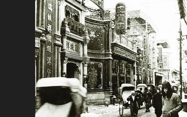 他是成就百年企業“瑞蚨祥”的綢緞大王，是孟子第69代後裔