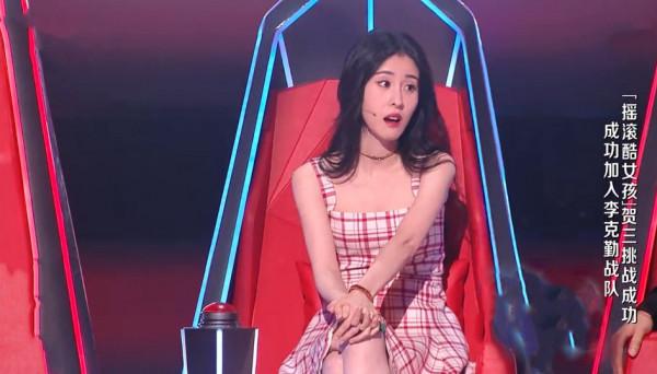 李克勤為什麼捨棄王靖雯而留下了明顯遜色的賀三?原因有三點 李克勤為什麼捨棄王靖雯而留下了明顯遜色的賀三?原因有三點