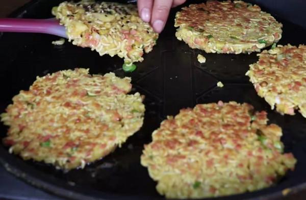 饅頭裡加入泡麵，居然這麼好吃，比肉還香，我家一週吃5次真解饞